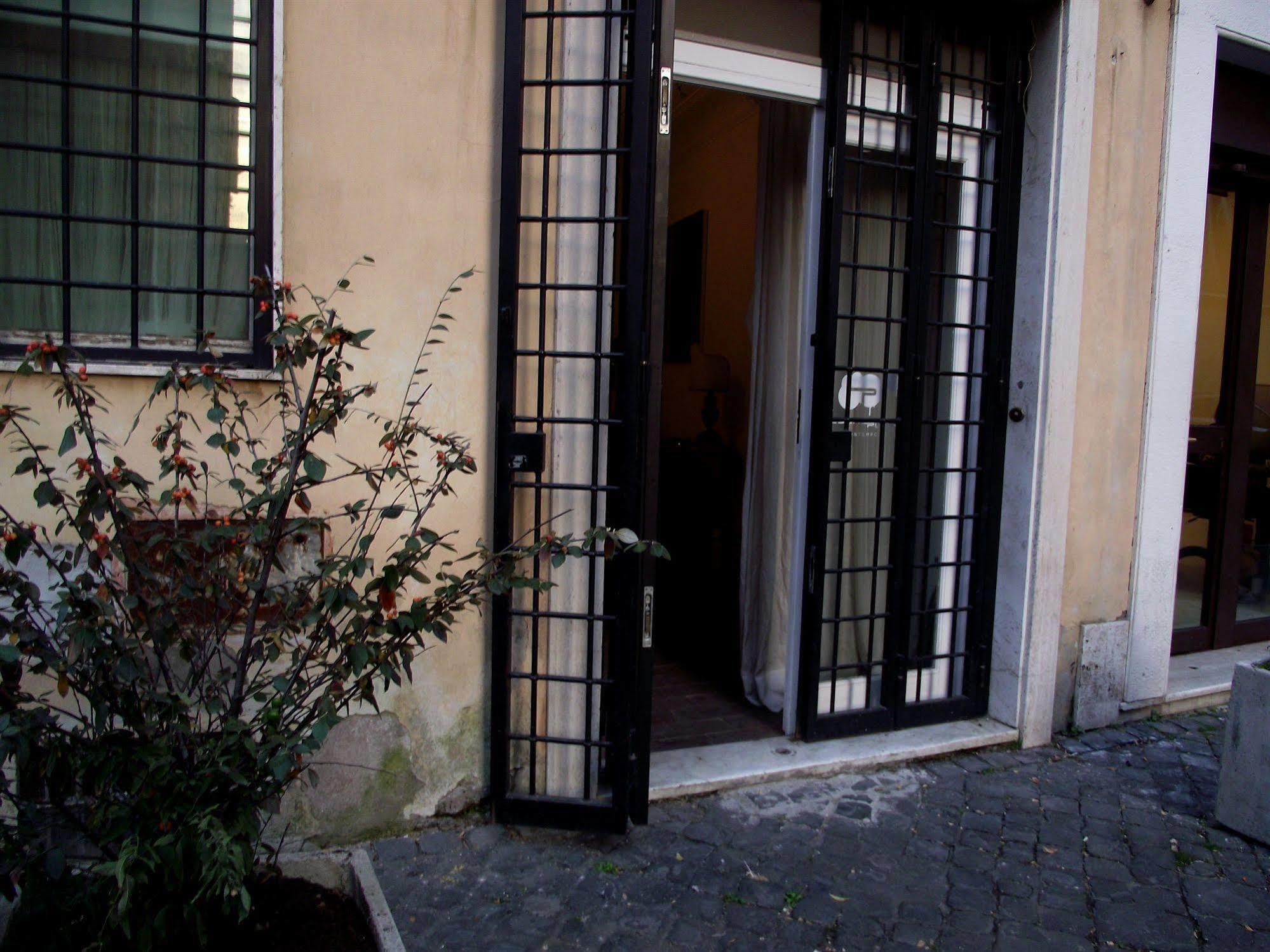 Purple Home Wisteria Rome Bagian luar foto